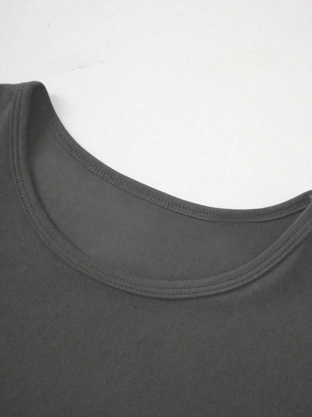 Short slim fit round neck short sleeved T-shirt