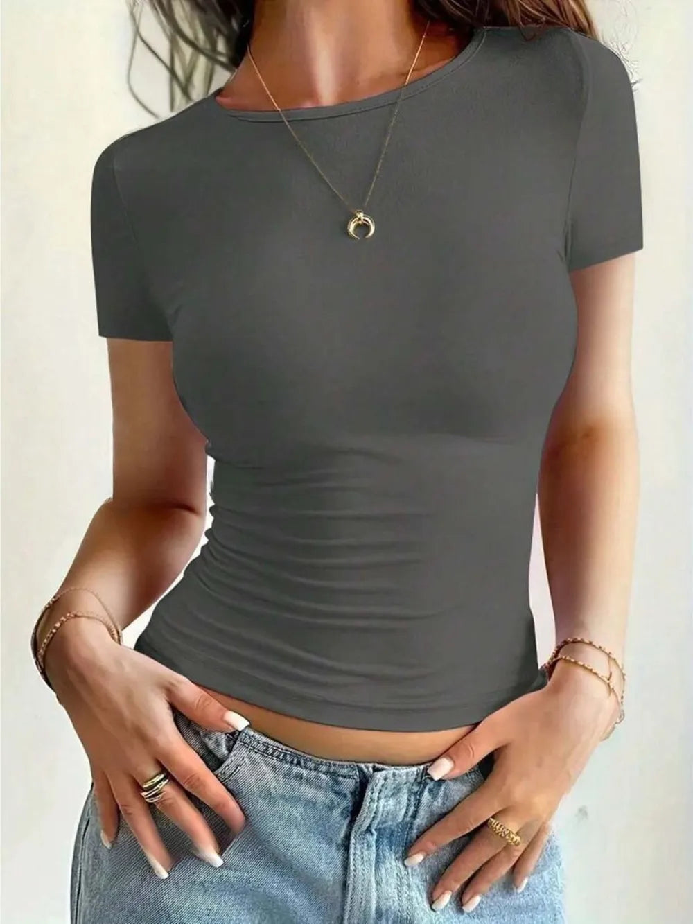 Short slim fit round neck short sleeved T-shirt