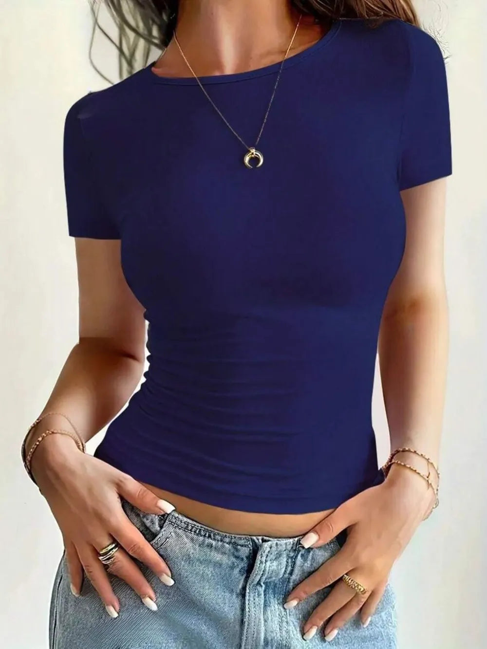 Short slim fit round neck short sleeved T-shirt